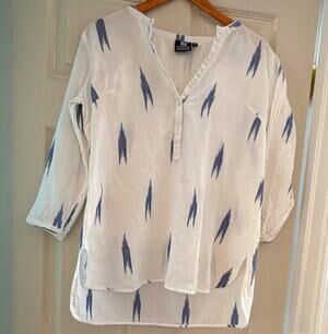 Madison Mathews Ikat Print Tunic Shirt Medium 100% Cotton Blue White V-Neck Boho